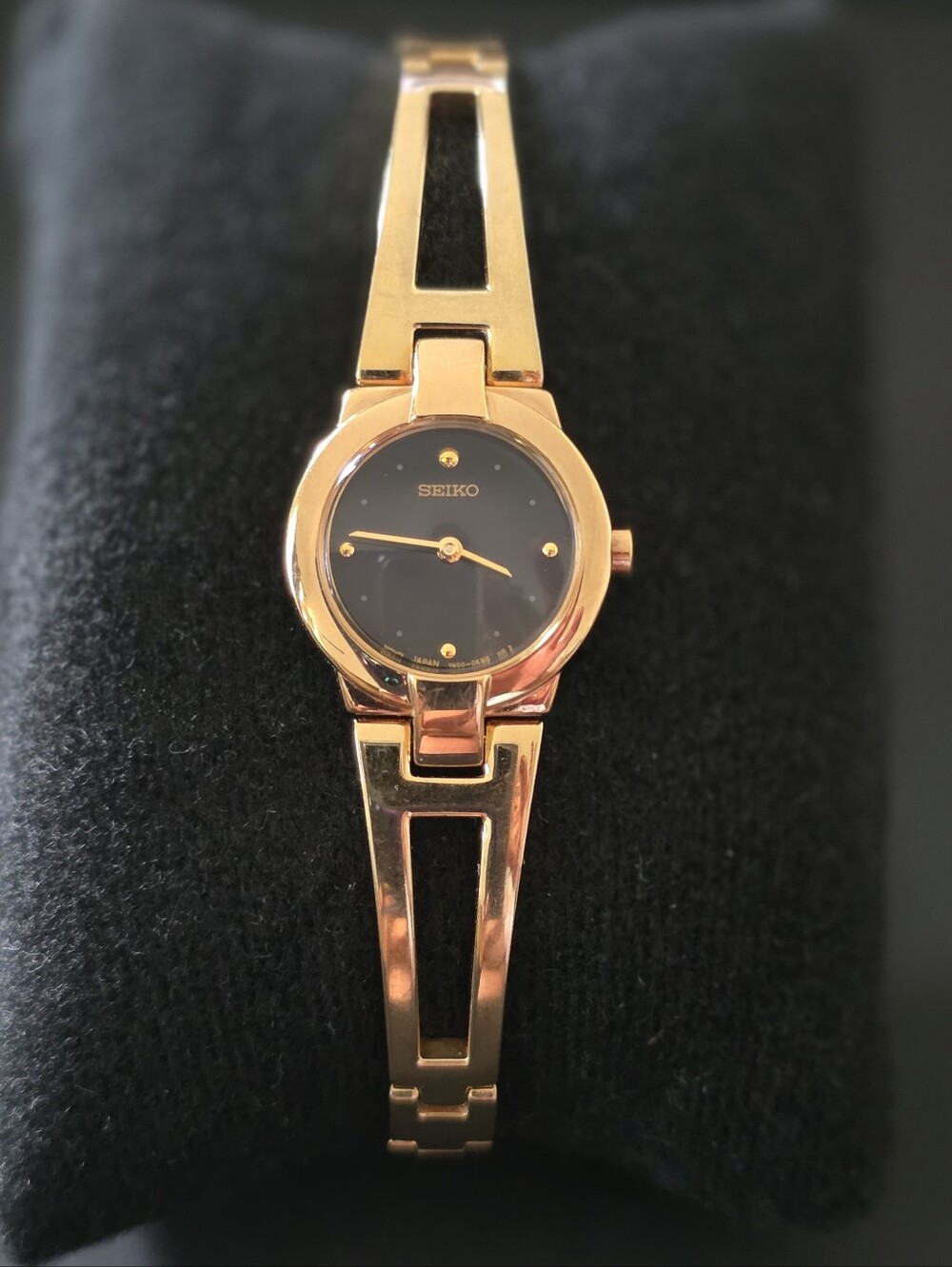 VTG Seiko 1N00-0GM0 Gold Tone Black Dial Cut-Out Bracelet 20mm Watch Works 7"